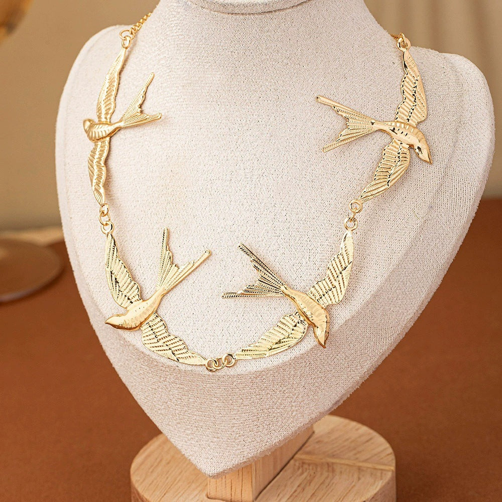 Damen Halskette mit eleganten, schwebenden Vogelmotiven Shop Nory