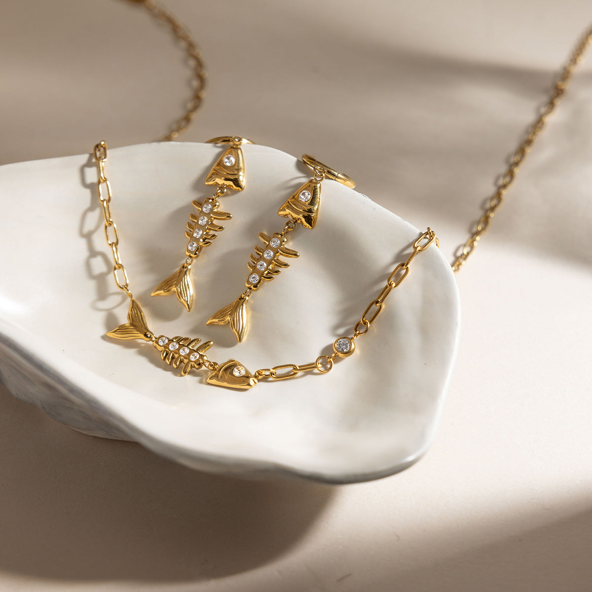 Damen Ohrhänger im eleganten Fisch-Knochen-Design mit Kristallakzenten Shop Nory