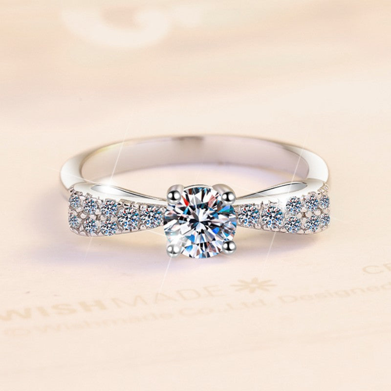 Damen Verlobungsring mit glänzendem Hauptstein und eleganter Zirkonia-Verzierung Shop Nory