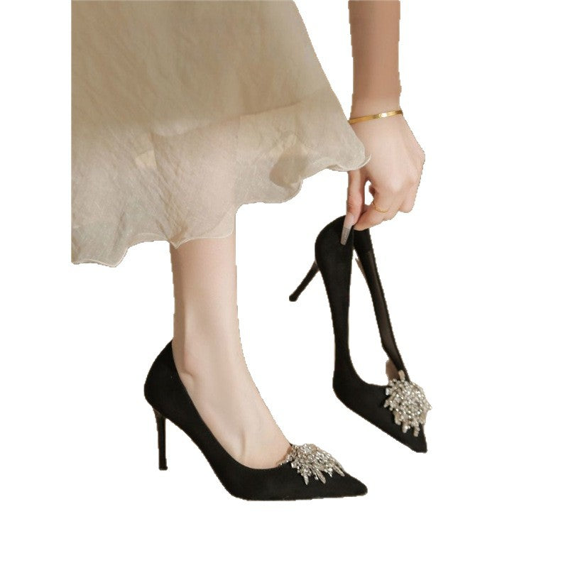 Damen spitz zulaufende Samt‑Pumps mit hohem Stiletto und Kristallbrosche Shop Nory