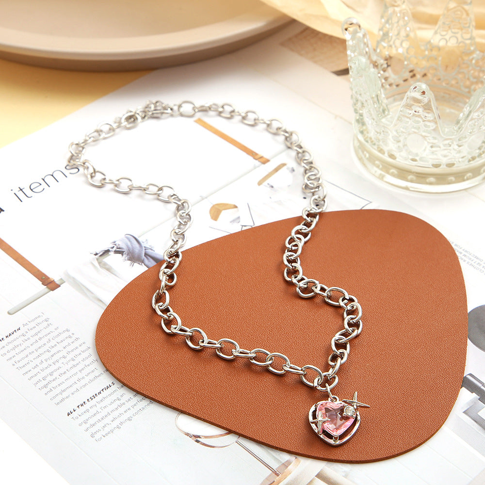 Damen Halskette mit herzförmigem Kristall und eleganter Spiralauflage Shop Nory