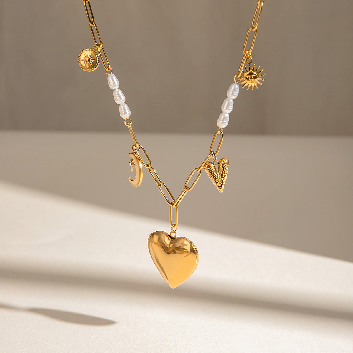 Damen Halskette mit charmantem Herzdesign und nothenden Anhängern Shop Nory