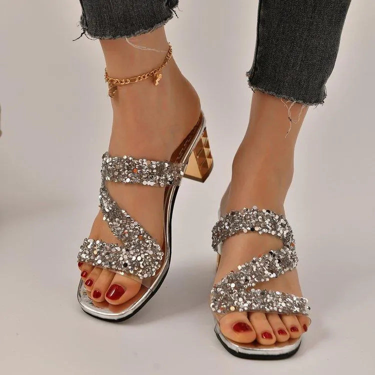 Sandalen mit Absätzen und Pailletten