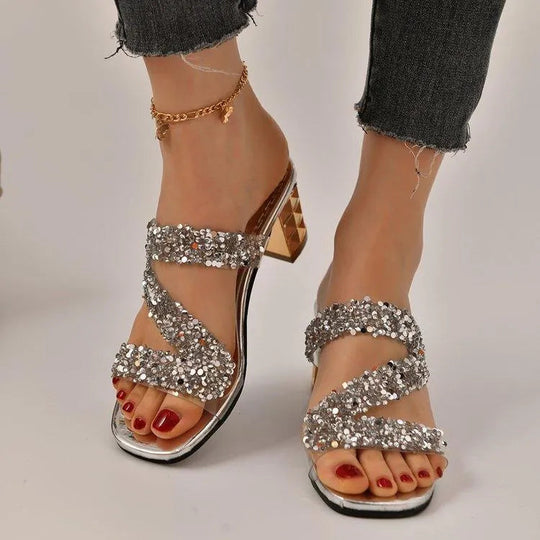 Sandalen mit Absätzen und Pailletten