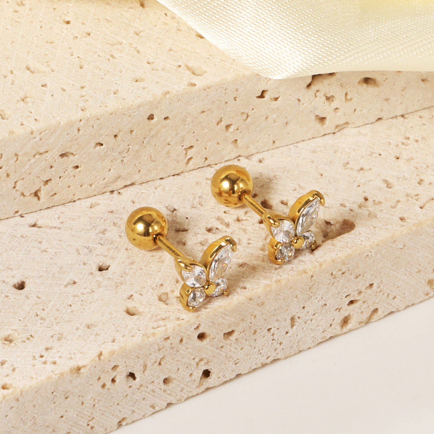 Damen Ohrstecker im verspielten Schmetterlingsdesign mit funkelnden Zirkonia Shop Nory