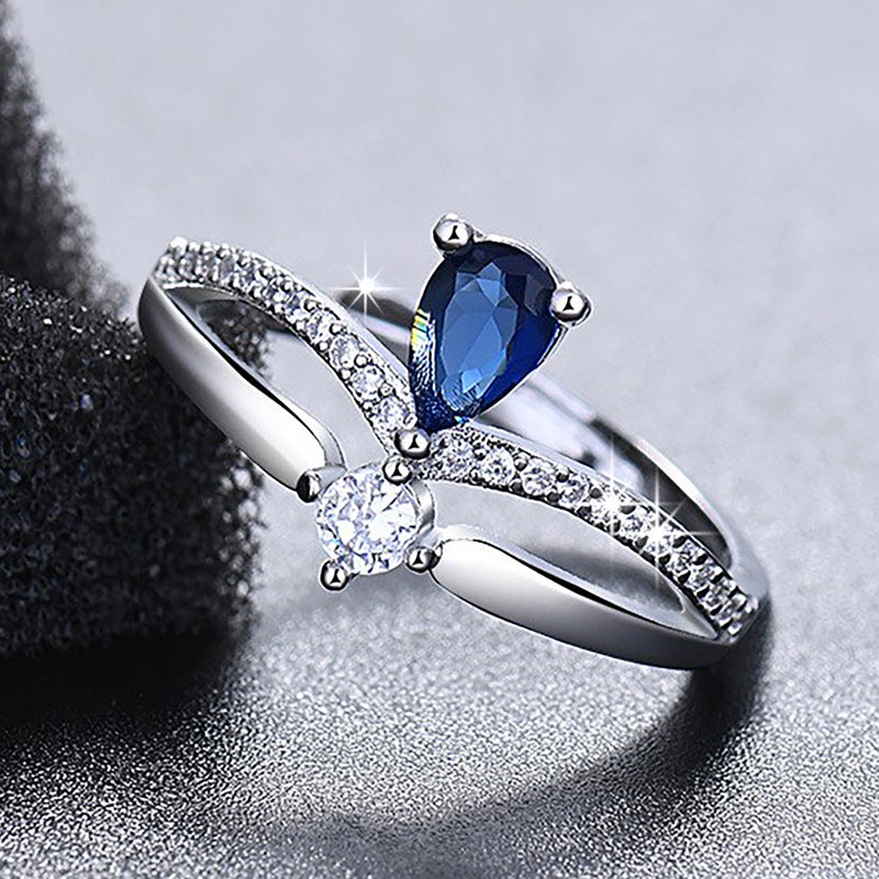 Damenring mit elegantem, tropfenförmigem Edelsteinbesatz und Zirkonia-Details Shop Nory