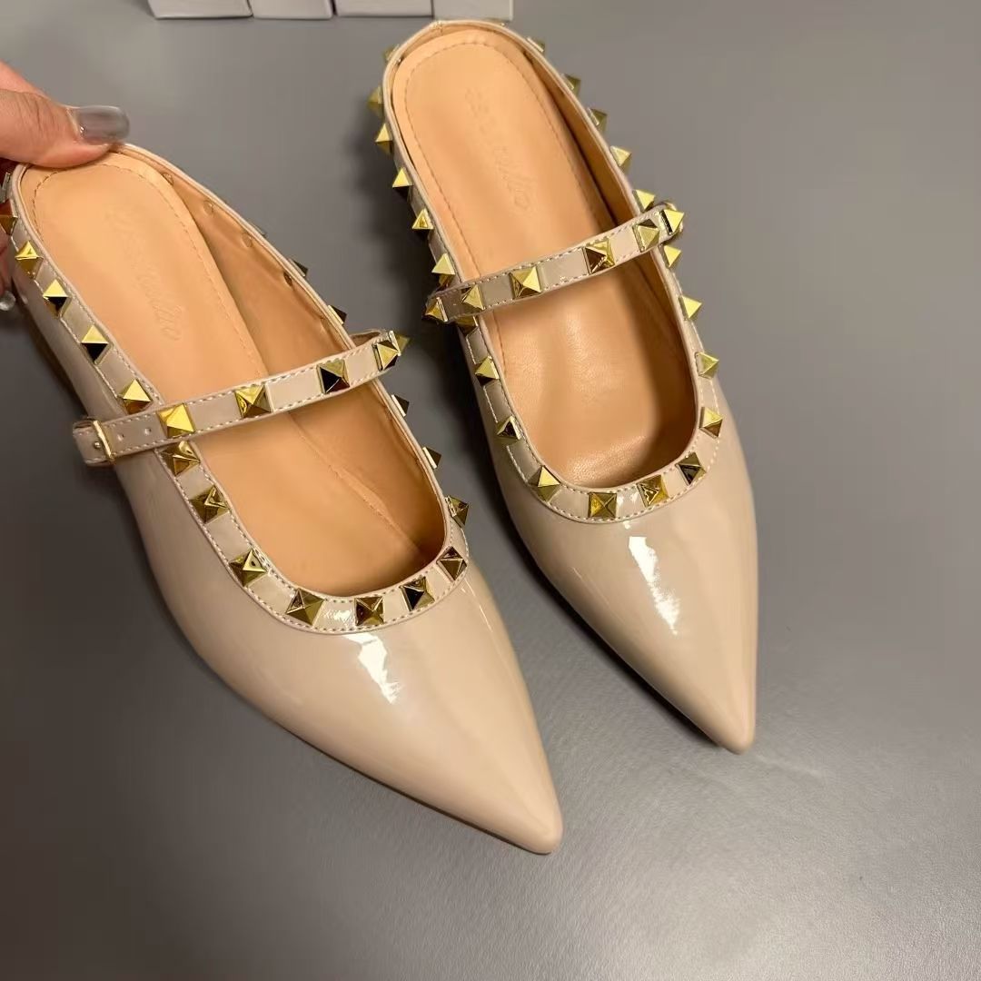Damen Spitz zulaufende Lack‑Mary‑Jane Ballerina mit gepolstertem Komfortfußbett und Pyramidennieten Shop Nory