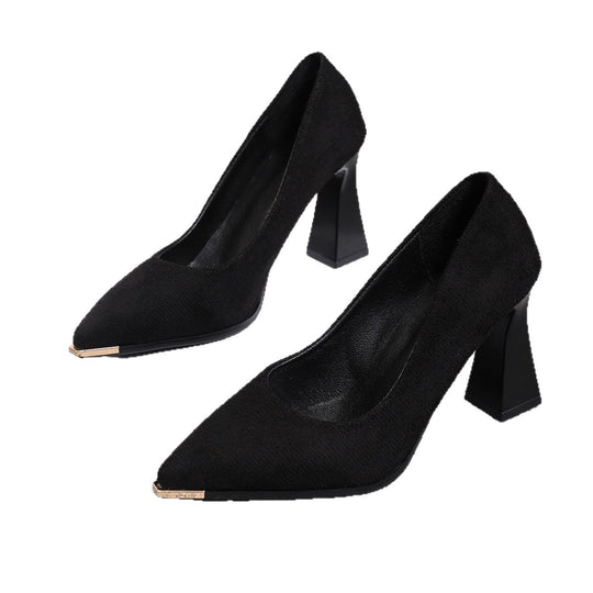 Damen Elegante spitz zulaufende Pumps mit skulpturellem Blockabsatz und goldener Zehenkappe Shop Nory