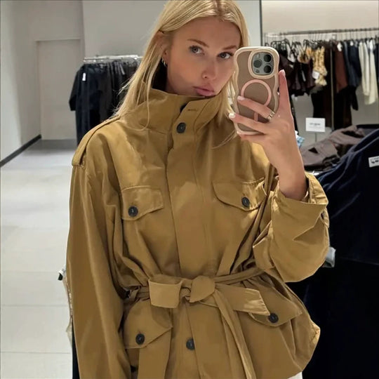 Damen Taillierte Utility-Jacke mit Bindegürtel, hohem Stehkragen und Pattentaschen Shop Nory