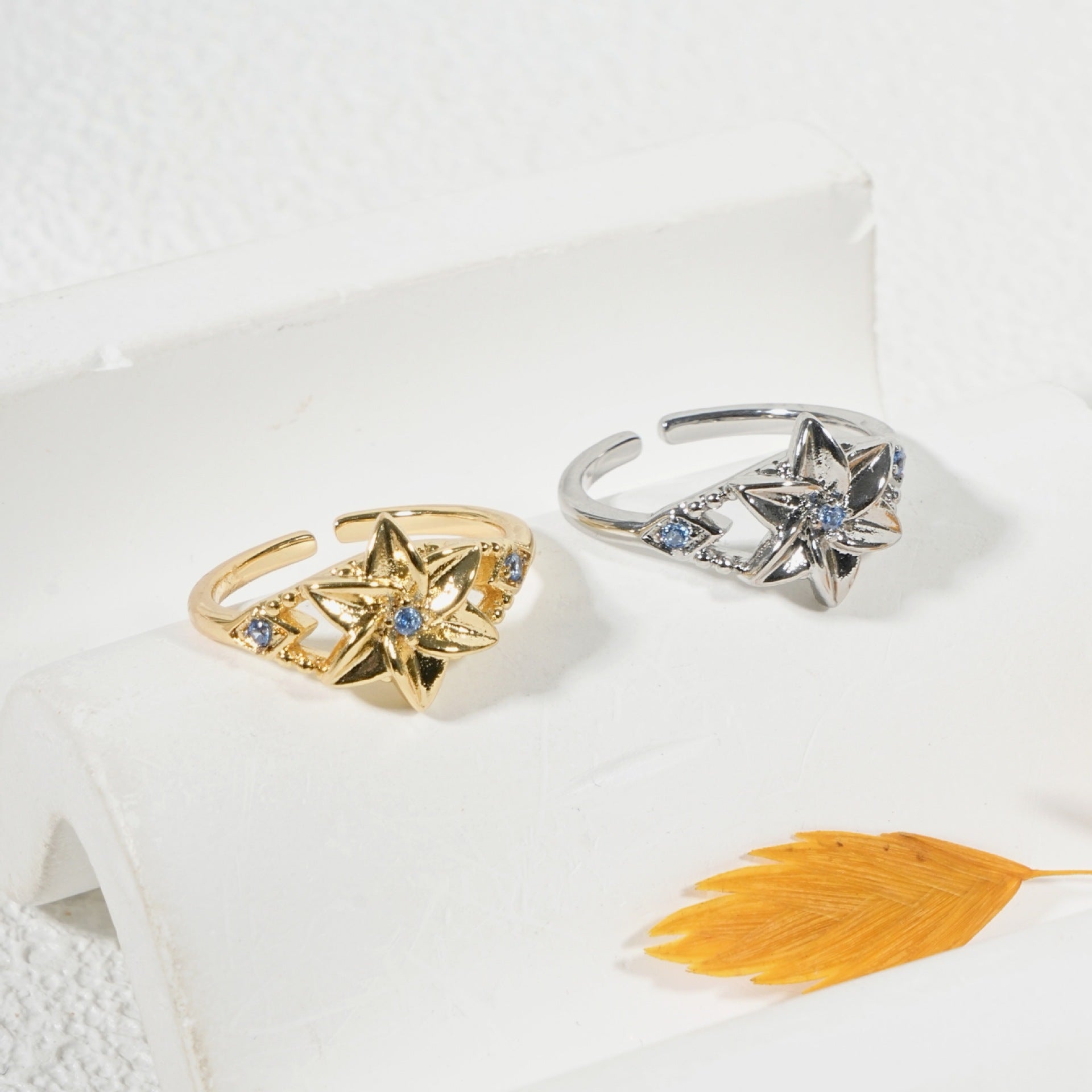 Damenring mit floralem Design und funkelndem Strass Shop Nory