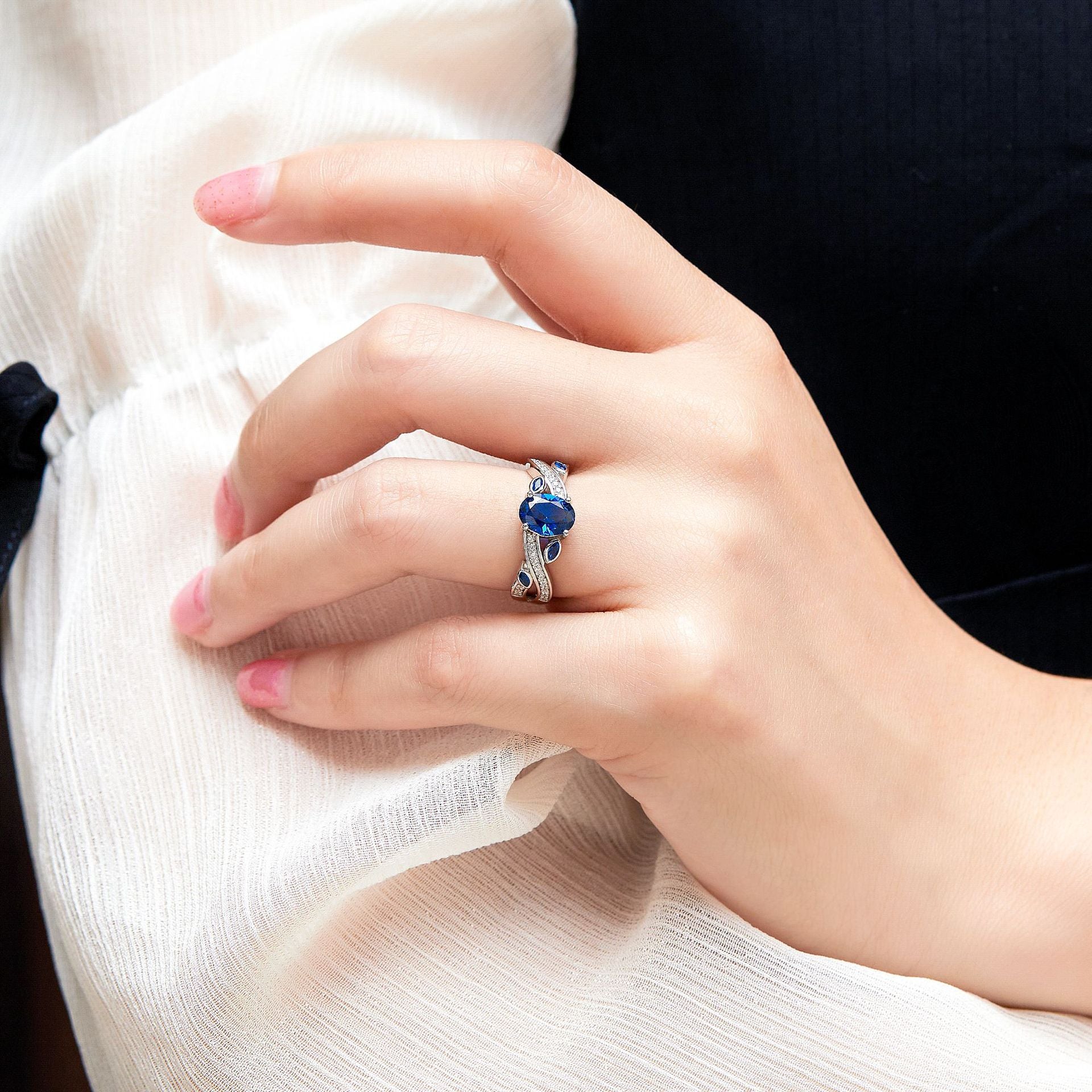Damenring mit elegantem, geschwungenem Design und funkelnden Zirkoniasteinen Shop Nory