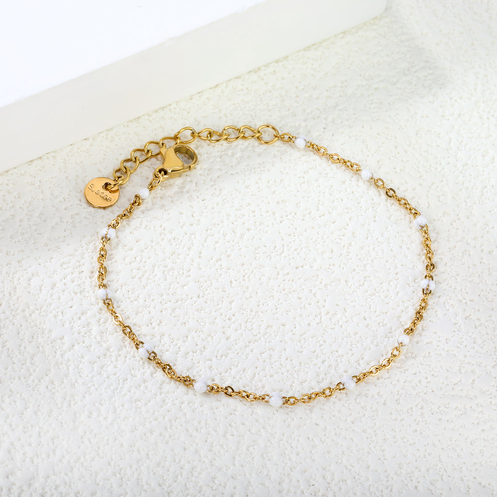 Damen zartes goldplattiertes Armband mit roten Akzenten Shop Nory