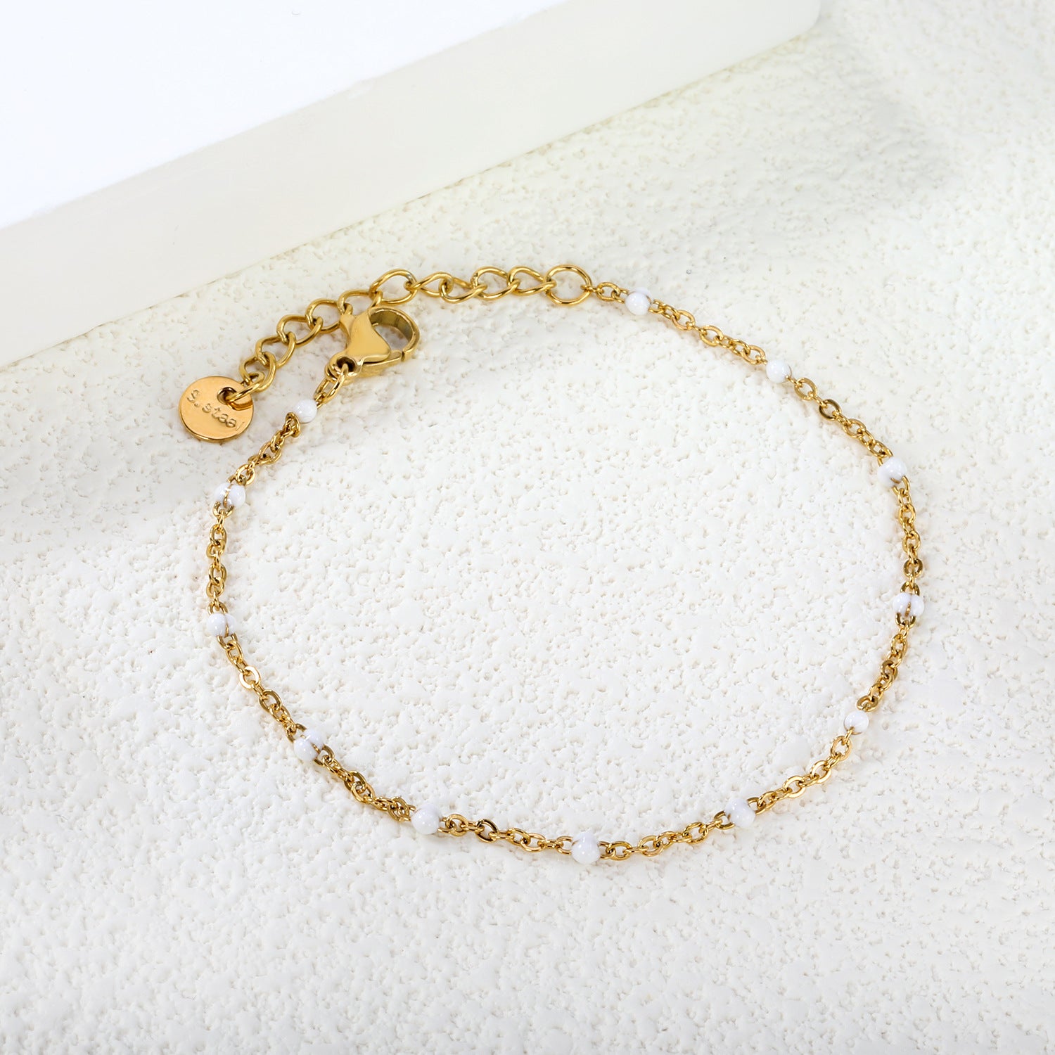 Damen zartes goldplattiertes Armband mit roten Akzenten Shop Nory
