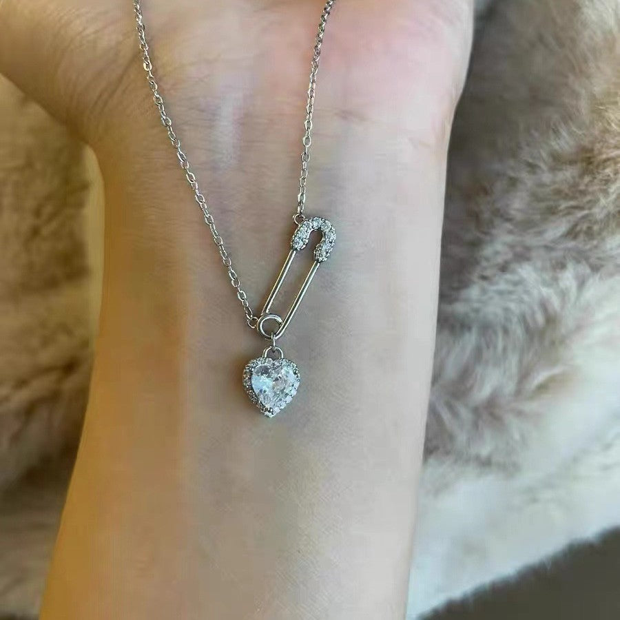 Damen Halskette mit einzigartigem Sicherheitsnadel-Design und funkelndem Herzanhänger Shop Nory