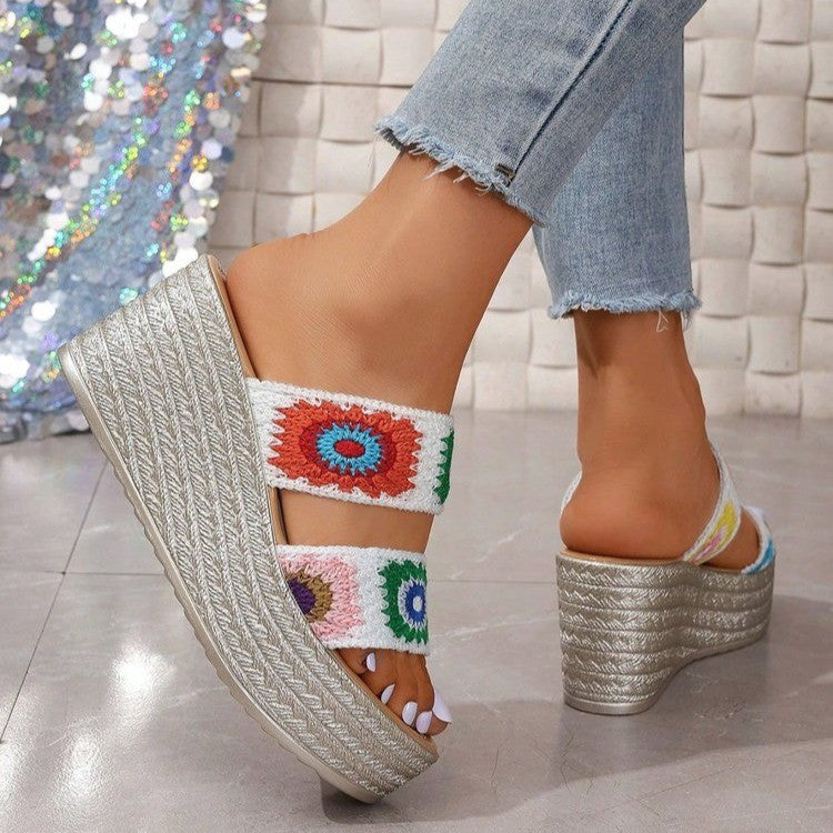 Damen Hochwertige Plateau-Sandalen mit buntem Stickdesign und komfortablem Fußbett