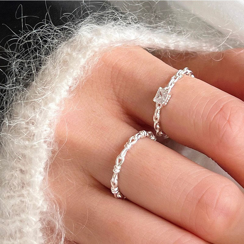 Damen eleganter Ring mit hochwertiger Zirkonia-Fassung und filigranem Kettendesign Shop Nory