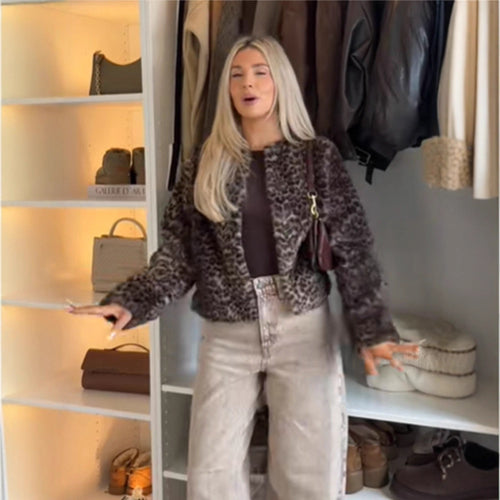 Damen Kurz geschnittener Kunstpelz-Blouson mit Leoprint und kastiger Silhouette Shop Nory
