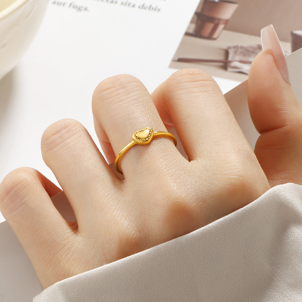 Damen zarter Ring mit herzförmigem Design und funkelnden Akzenten Shop Nory
