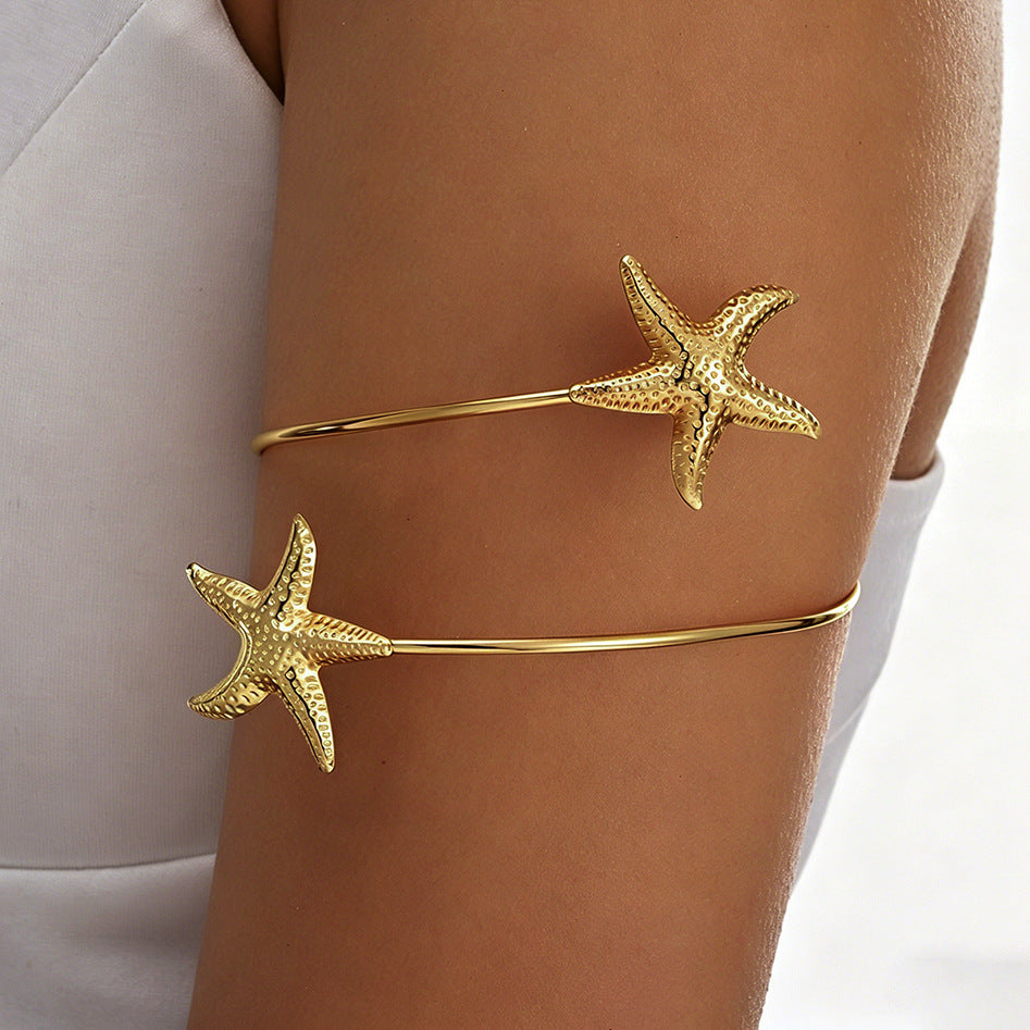 Damen goldfarbener Armreif mit maritimen Sternenmotiv Shop Nory