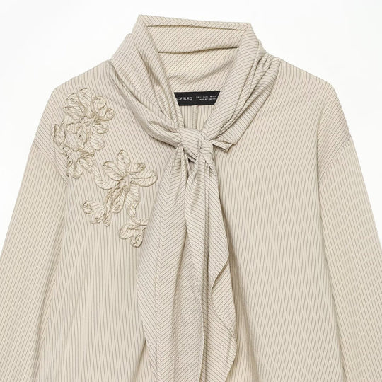 Damen Bluse mit Halstuchkragen, feinem Nadelstreifen und floraler Applikation Shop Nory