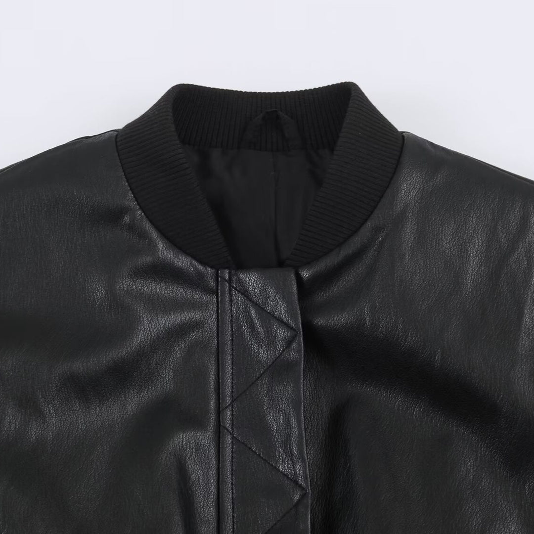 Damen Bomberjacke aus Lederoptik mit verdeckter Klappe, taillierendem Rippbund und schrägen Pattentaschen Shop Nory
