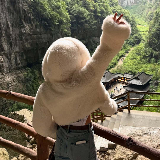 Damen Kurzjacke aus voluminösem Fauxfur mit XXL-Kapuze und Kugelärmeln Shop Nory