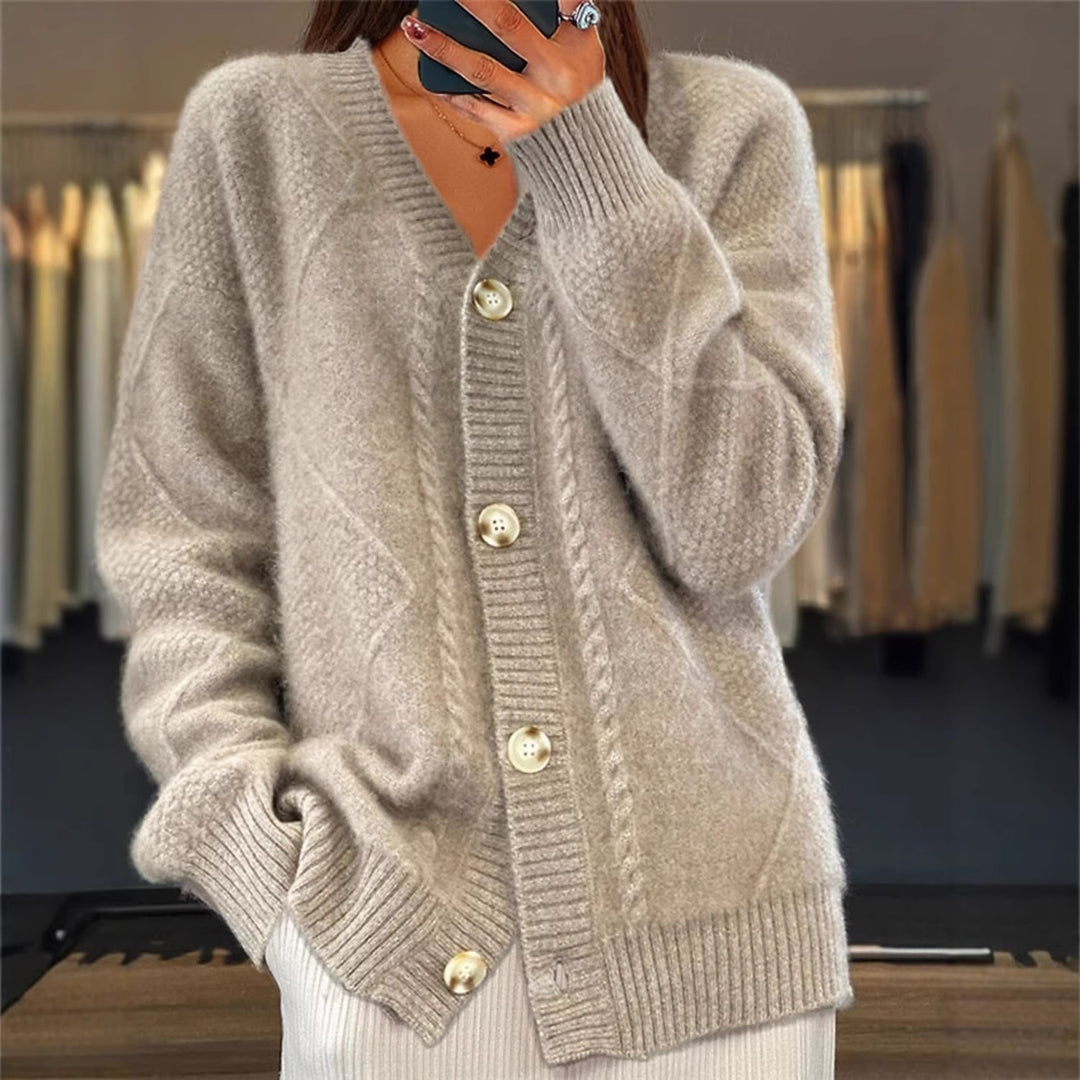 Damen Oversize Strickcardigan mit Zopfmuster V-Ausschnitt und Perlmuttknöpfen Shop Nory