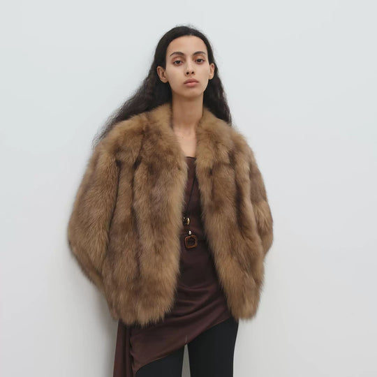 Damen Kurzmantel aus hochflorigem Kunstpelz mit tailliertem Boxy-Schnitt und voluminösem Schalkragen Shop Nory
