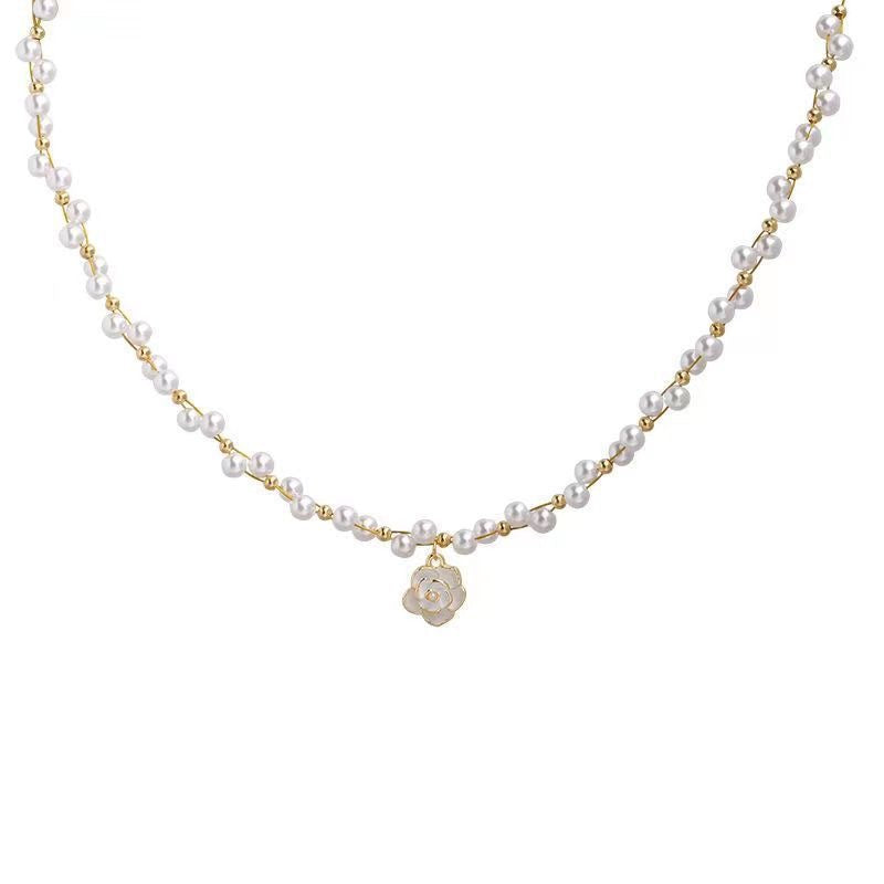 Damen Kette mit elegantem Blumenanhänger und zarten Perlenakzenten Shop Nory