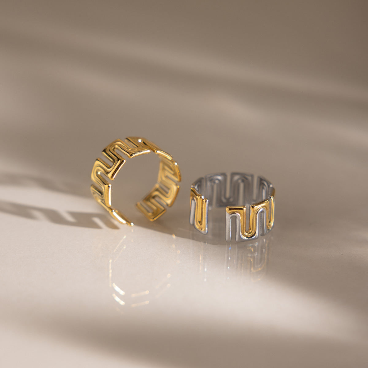 Damen Offenes Armband mit modernem Wellen-Design aus hypoallergenem Edelstahl Shop Nory