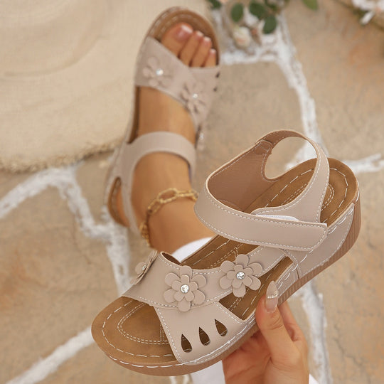 Damen Komfort-Wedgesandalen mit verstellbarem Klettverschluss und Blütenapplikation Shop Nory