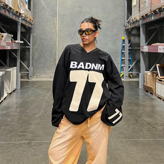 Damen Oversize Sport-Sweatshirt mit V-Ausschnitt und Statement-Print Shop Nory