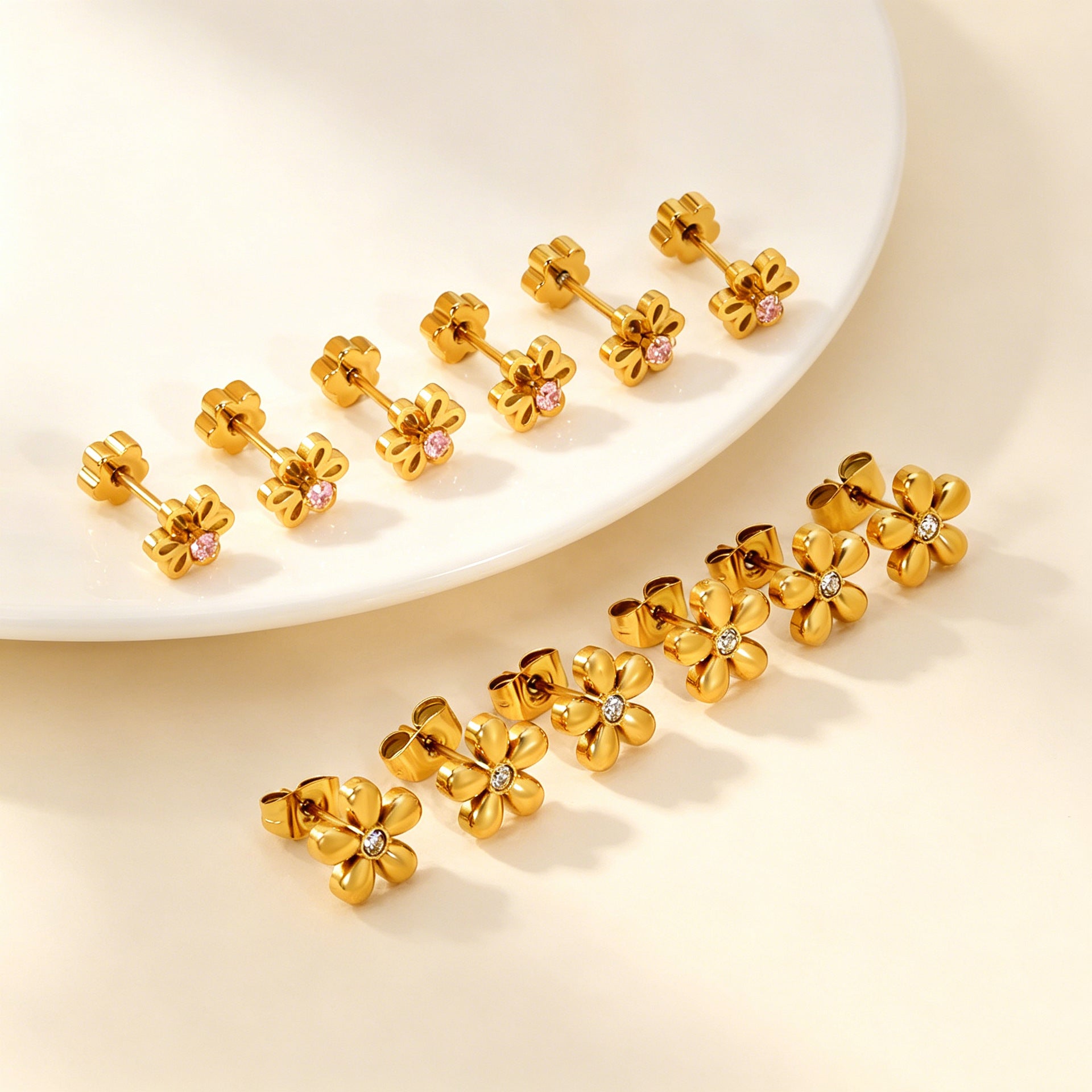 Damen Ohrstecker mit floralen Motiven und funkelnden Zirkonia Shop Nory