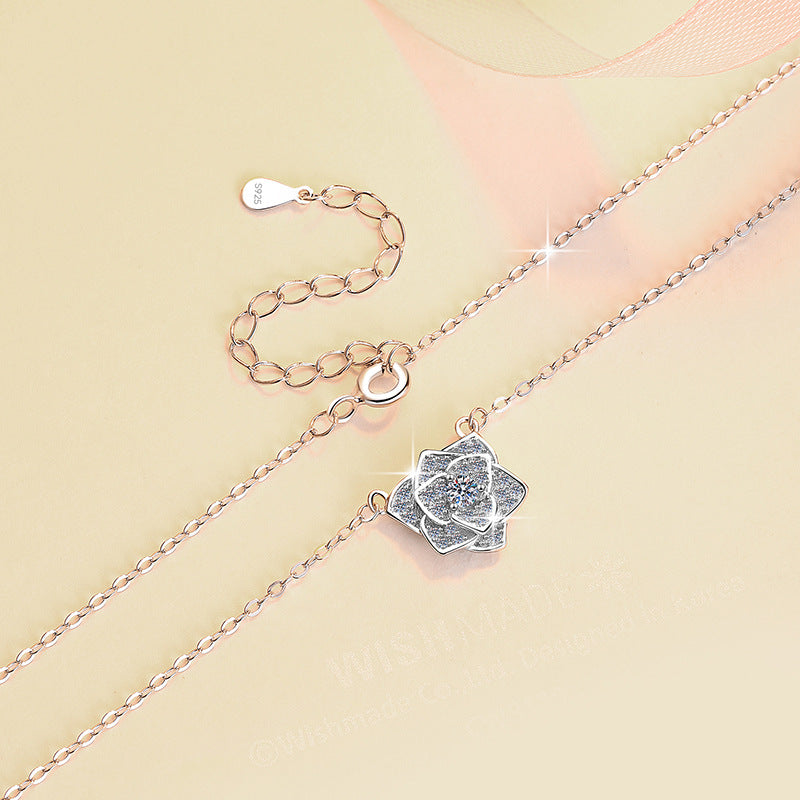 Damen Halskette mit floralen Anhänger und funkelnden Swarovski-Kristallen Shop Nory