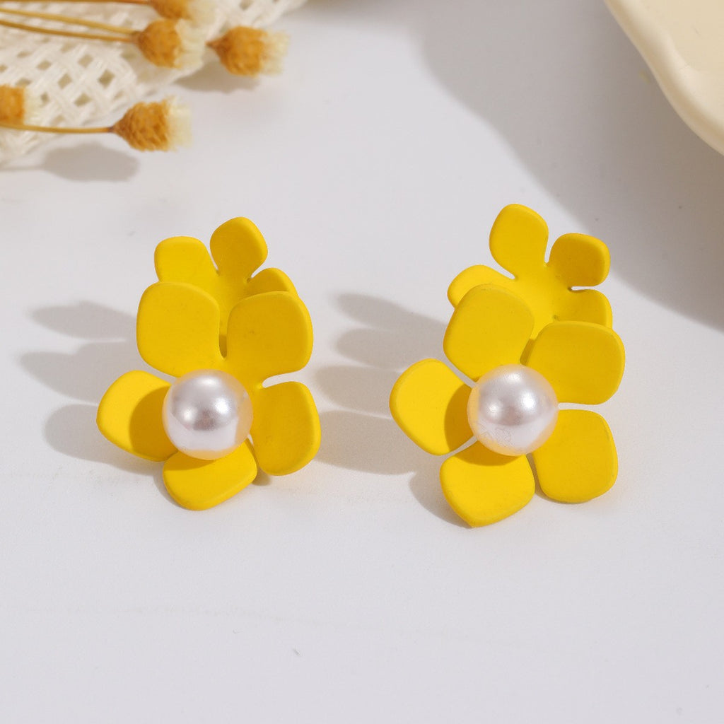 Damen Ohrringe mit kunstvollem Blumenmotiv und Perlenakzent Shop Nory