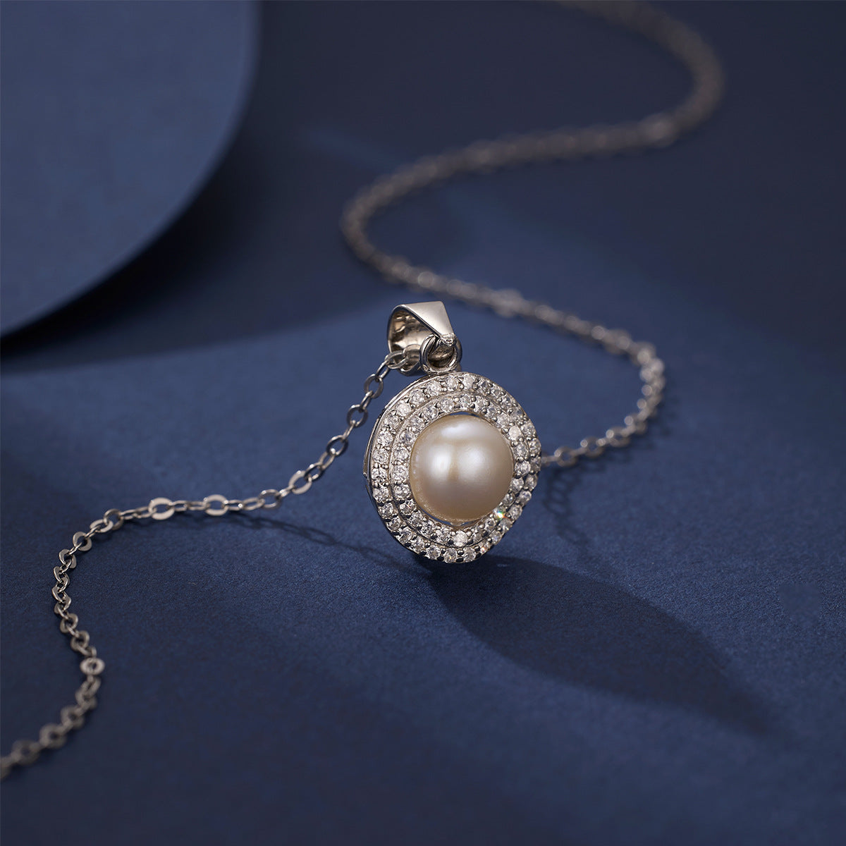 Damen Halskette mit luxuriösem Perlendesign und funkelnden Zirkonia Shop Nory