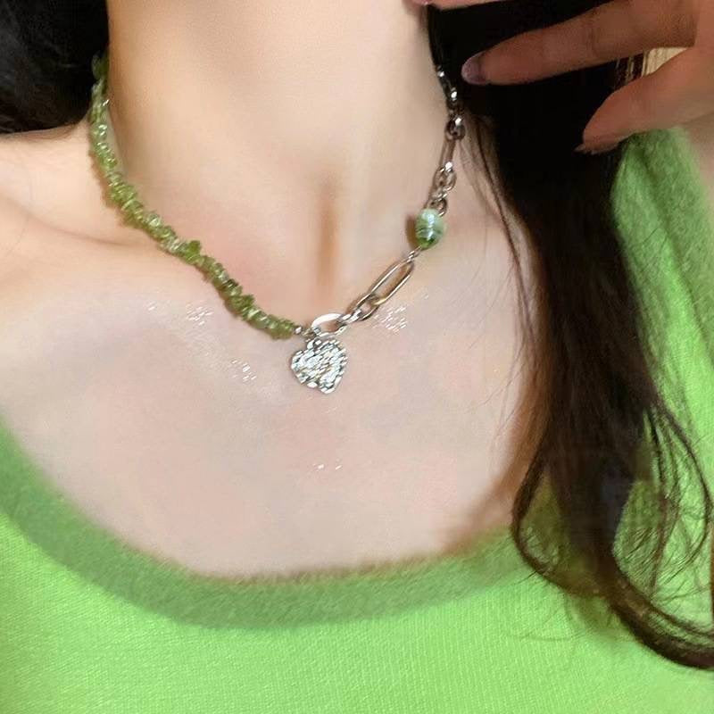 Damen Kette mit handgefertigten Natursteinen und filigranem Herzanhänger Shop Nory