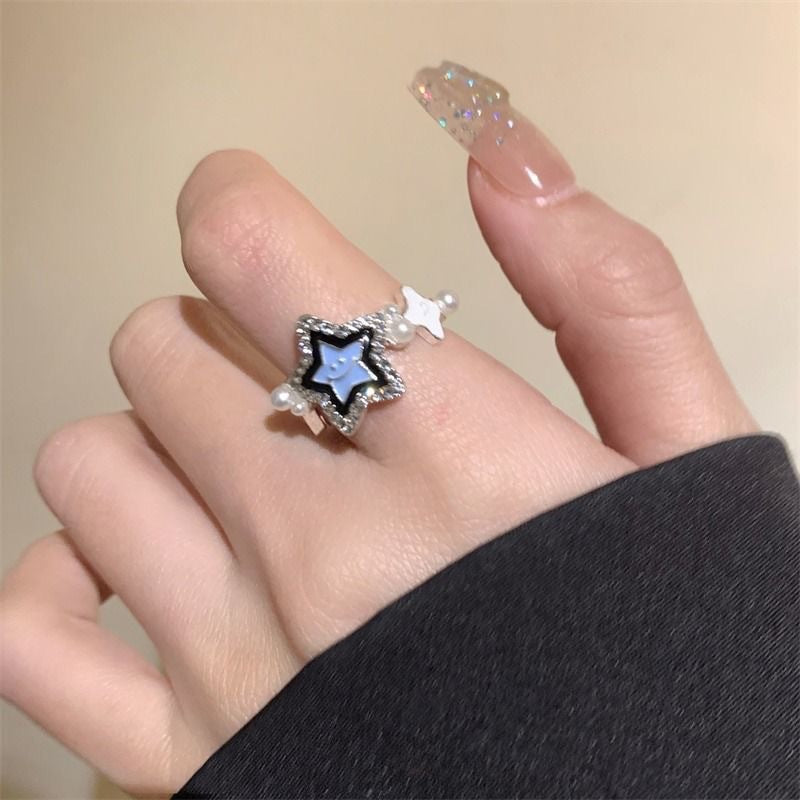 Damen Ring mit funkelndem Sternenanhänger und zarter Perlendekoration Shop Nory