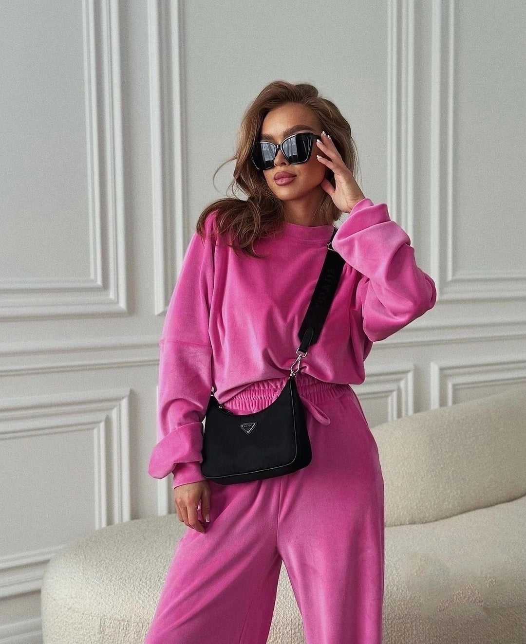 Damen luxuriöses Samt-Relax-Set mit Oversize-Crewneck und hochgeschnittener Gummibund-Jogger Shop Nory
