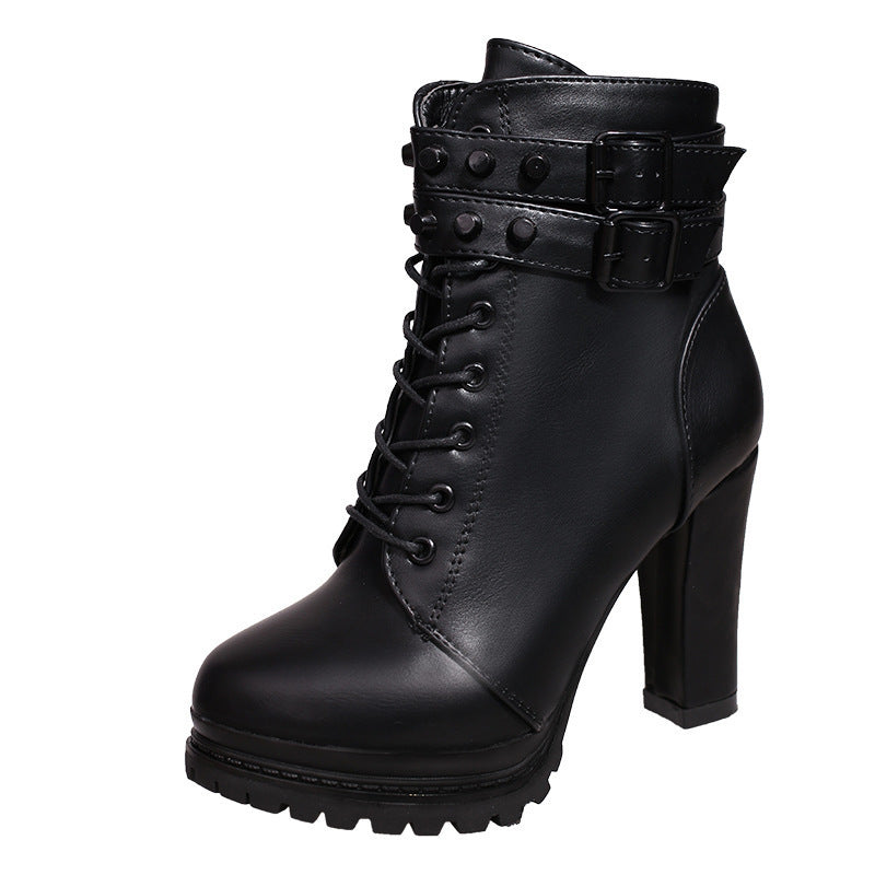Damen Stiefeletten mit modischem Riemen und robustem Profilsohle