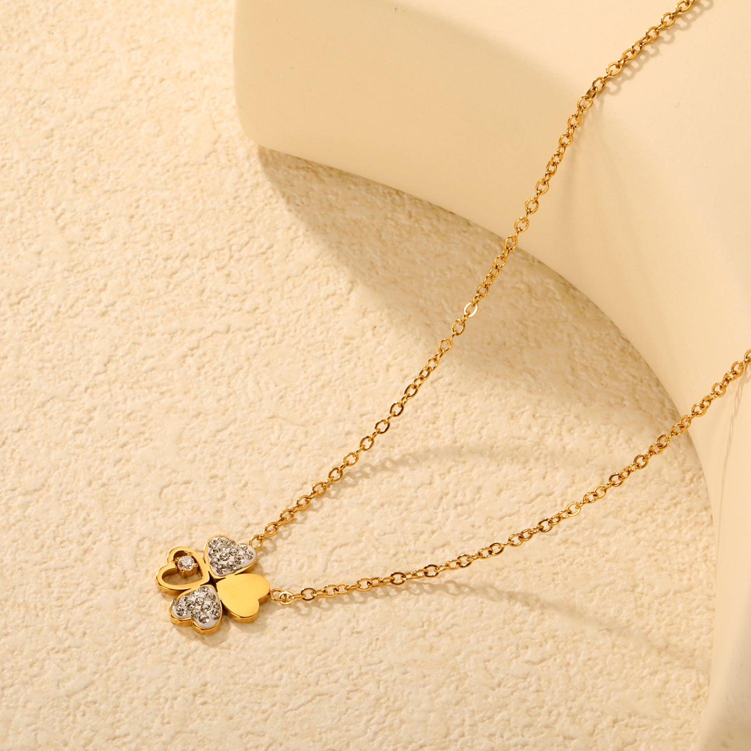 Damen Halskette mit funkelndem Kreuz-Anhänger und eleganter Gliederkette Shop Nory