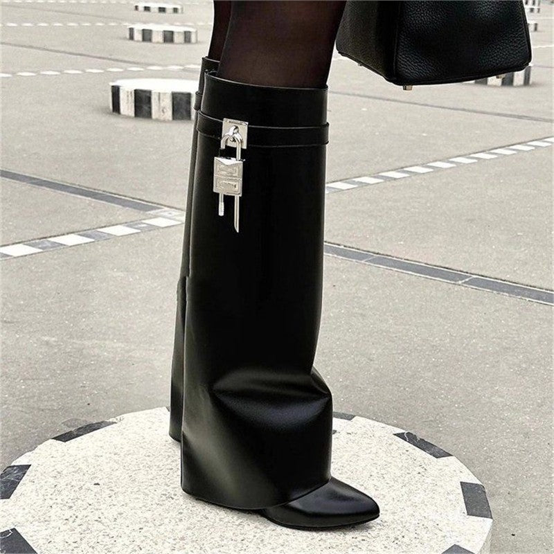 Damen kniehohe Lederstiefel mit spitzer Zehenform, flachem Absatz und seitlichem Schnallenverschluss Shop Nory