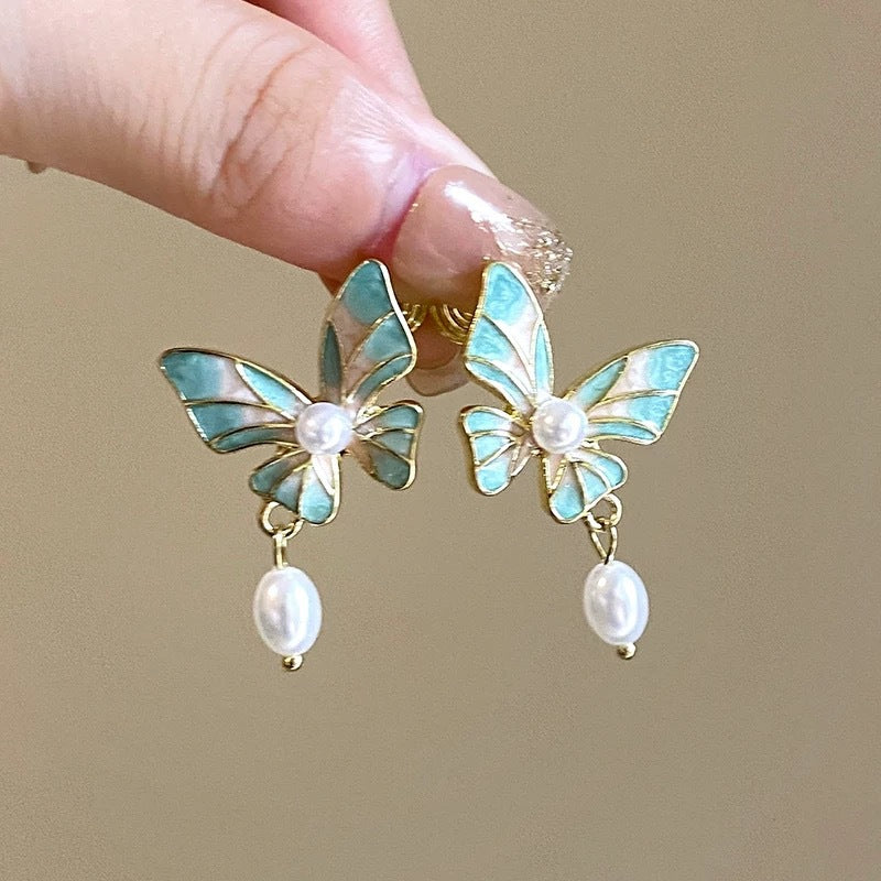 Damen Ohrringe mit kunstvollem Schmetterlingsdesign und eleganten Perlendetails Shop Nory