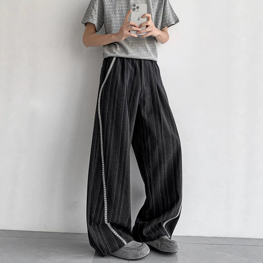 Herren weite Baggy-Hose in Anzugoptik mit feinem Nadelstreifen und geflochtener Seitenpaspel Shop Nory