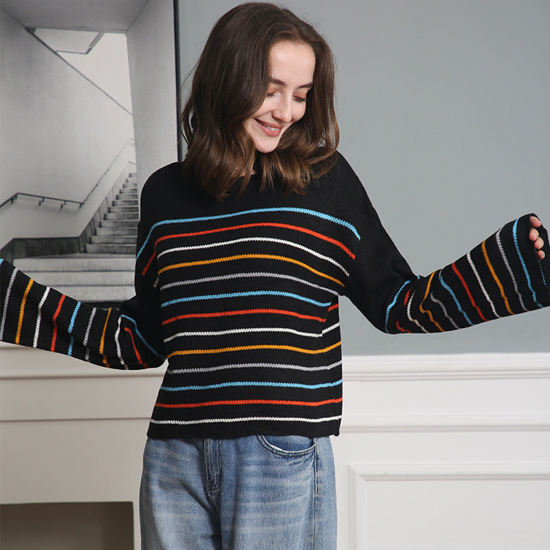 Damen Kurzgeschnittener Feinstrick-Pullover mit Rundhalsausschnitt, mehrfarbigen Horizontalstreifen und überschnittenen Schultern Shop Nory