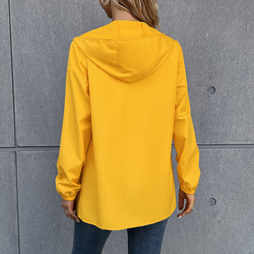 Damen leichte Regenjacke mit praktischer Kapuze und seitlichen Taschen