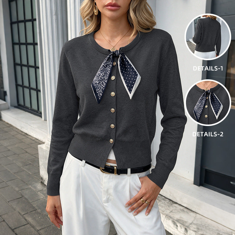 Damen Stilvolle Strickjacke mit Knopfleiste und Seiden-Schal Shop Nory