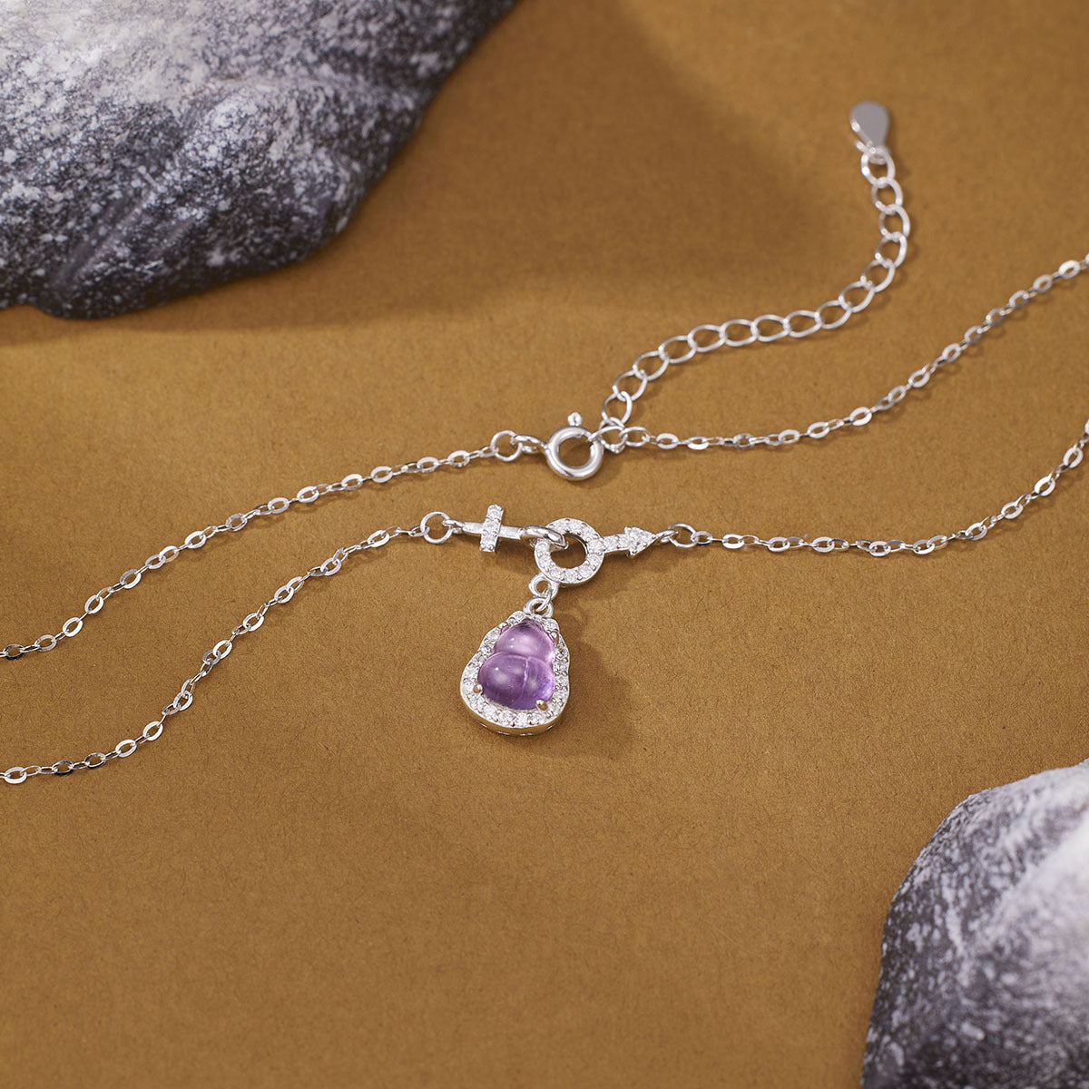 Damen Kette mit kunstvollem Anhänger aus hochwertigem Amethyst und funkelnden Zirkonia Shop Nory