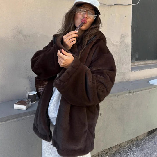 Damen Boxy-Kurzmantel aus veganem Fauxfur mit Kapuze, verdecktem Reißverschluss & lässiger Silhouette Shop Nory