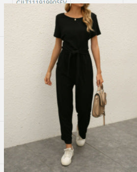 Damen Jumpsuit mit taillierbarem Bindegürtel und praktischen Taschen Shopnory